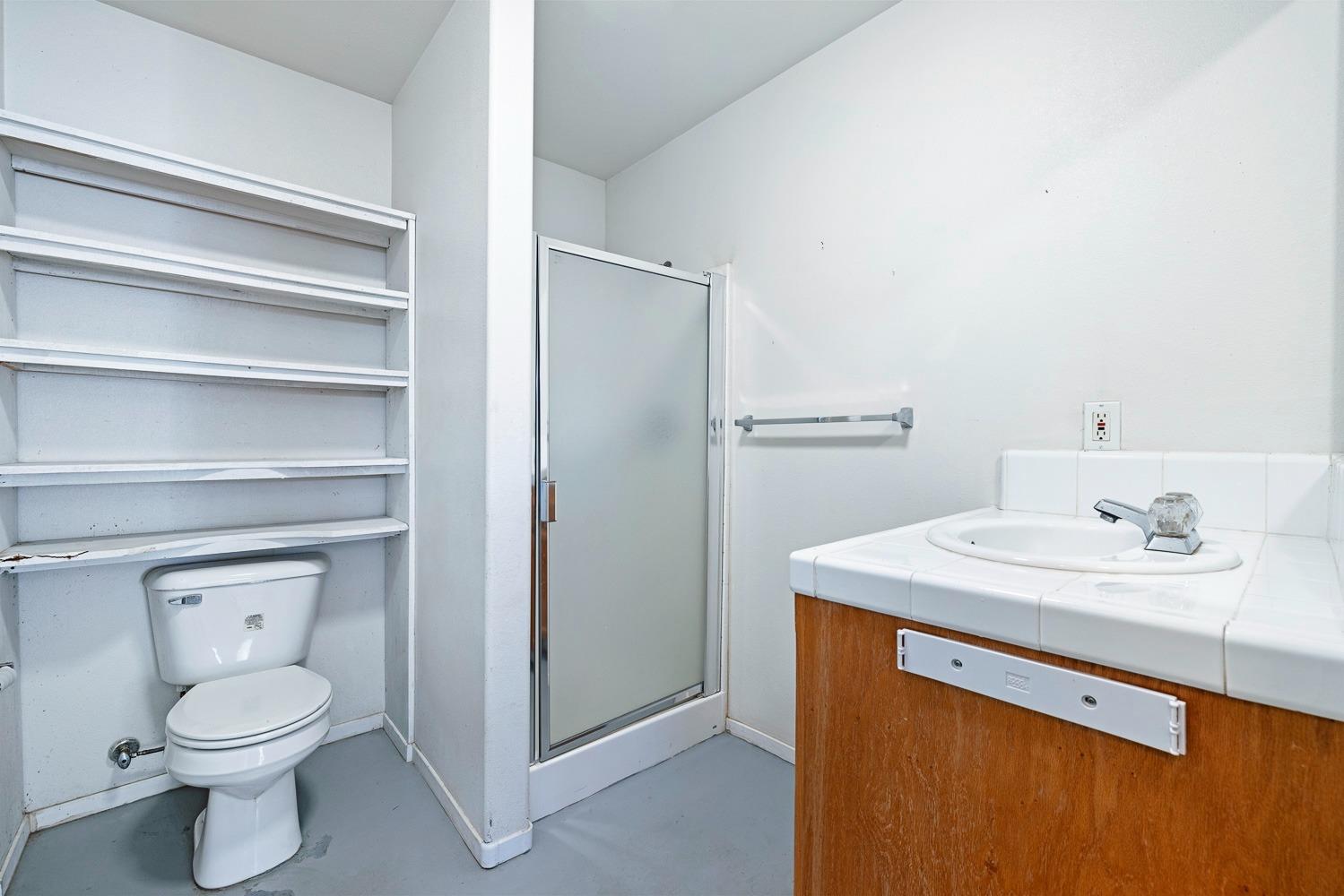 19729 Del Mar Road Madera, CA 93638 - Photo 56 of 67 Shop bathroom