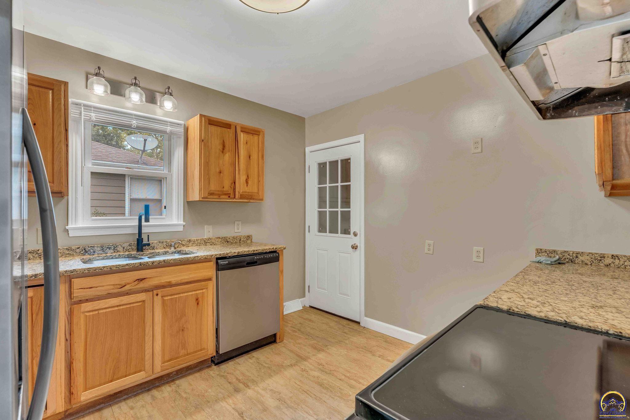 2212 Southwest Burnett Road Topeka, KS 66614 - Photo 12 of 37