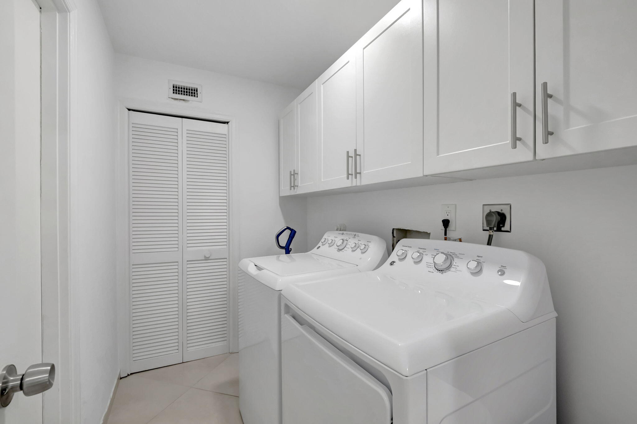 902 Foxpointe Circle Delray Beach, FL 33445 - Photo 18 of 43 a utility room with dryer and washer