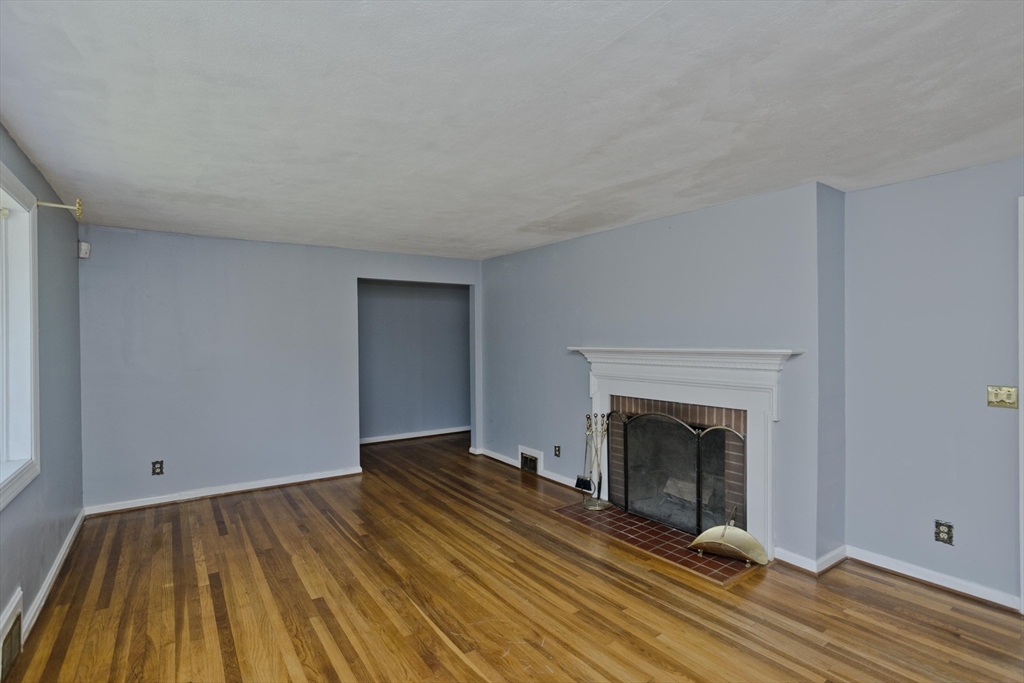 430 Island Pond Road Springfield, MA 01118 - Photo 6 of 39
