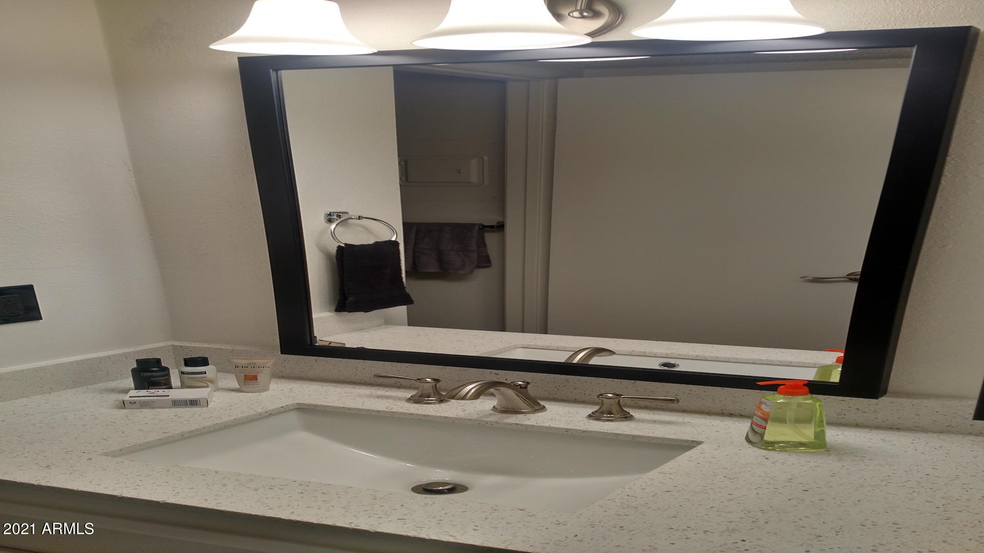 5525 East Thomas Road, Unit R6 Phoenix, AZ 85018 - Photo 7 of 17 bathroom10_HDR