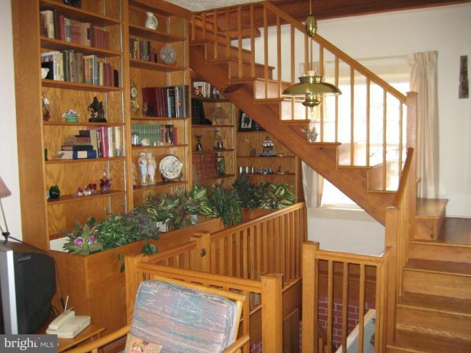 105 Edgehill Road Annapolis, MD 21405 - Photo 11 of 18 Staircase