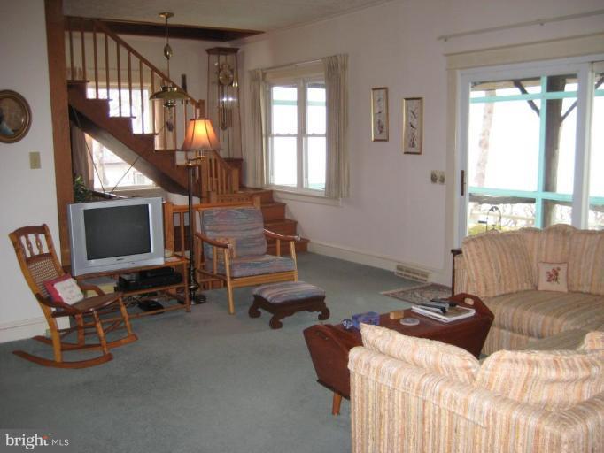 105 Edgehill Road Annapolis, MD 21405 - Photo 8 of 18 Living Room