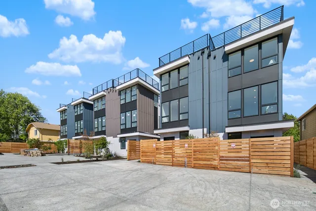 $689,000 | 8833 C Wallingford Avenue North, Seattle, WA 98103