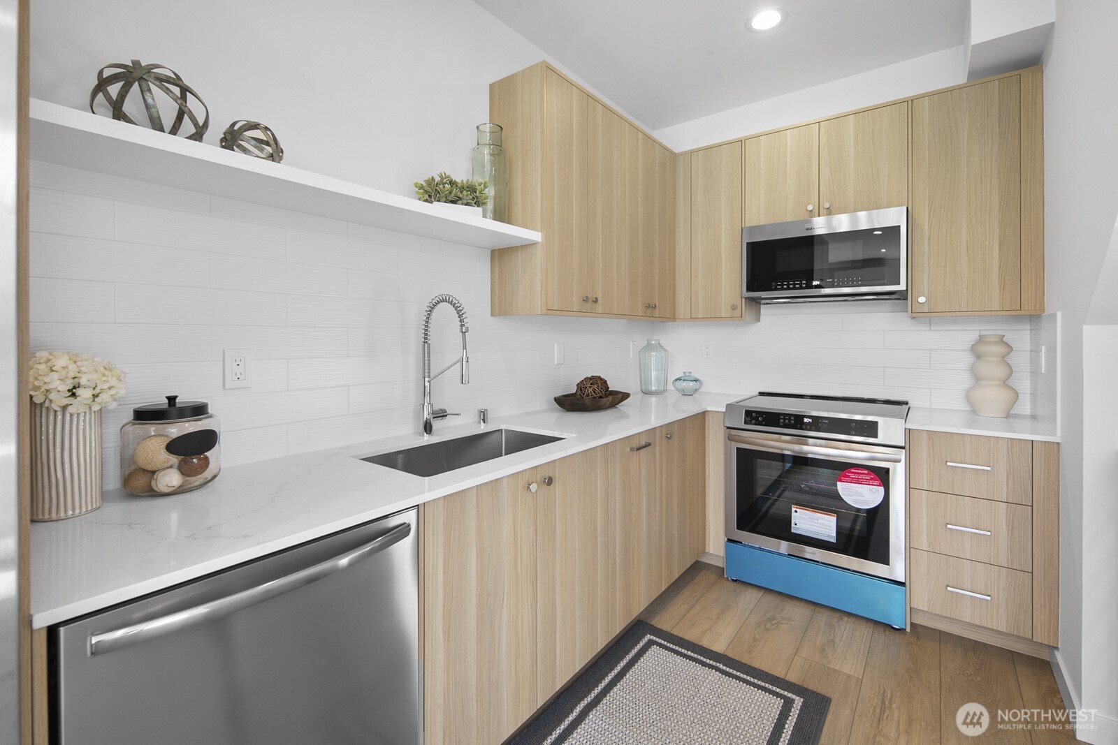 8833 C Wallingford Avenue North Seattle, WA 98103 - Photo 7 of 28