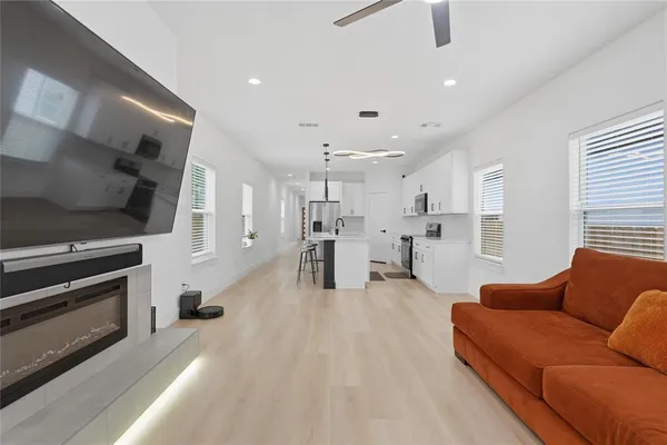 $2,800 | 404 North Moore Street, Dallas, TX 75203