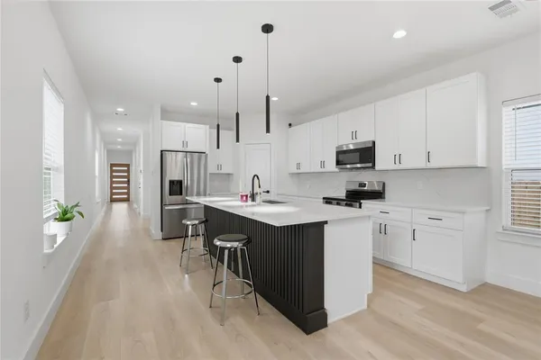 $2,800 | 404 North Moore Street, Dallas, TX 75203