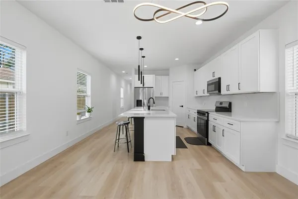 $2,800 | 404 North Moore Street, Dallas, TX 75203