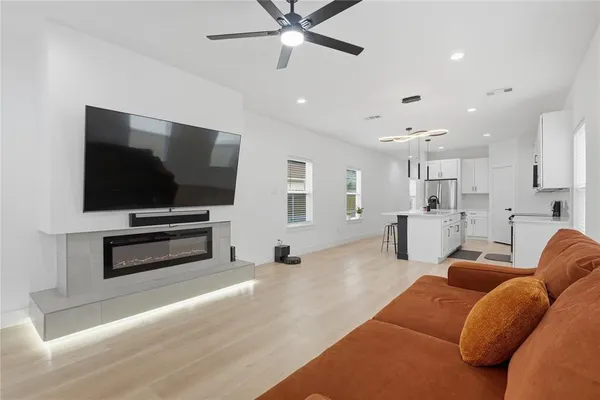 $2,800 | 404 North Moore Street, Dallas, TX 75203