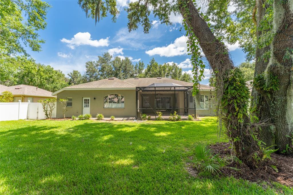 15211 Merlinglen Place Lithia, FL 33547 - Photo 9 of 34