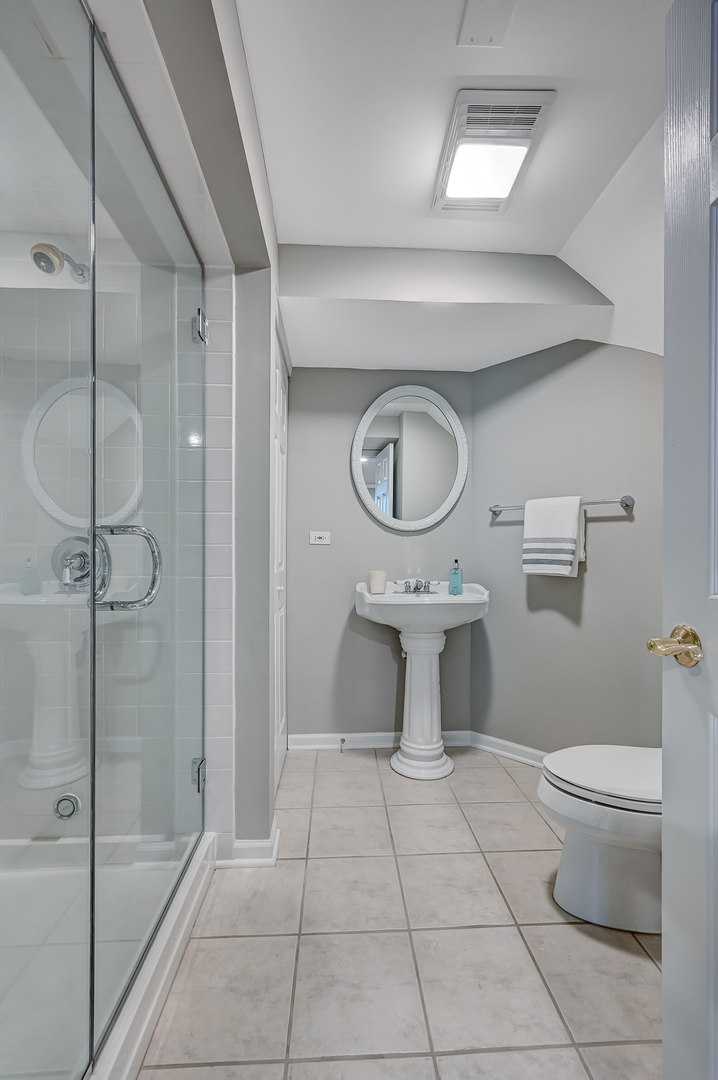 3 Berkshire Lane Burr Ridge, IL 60527 - Photo 29 of 40 a bathroom with a toilet and a shower