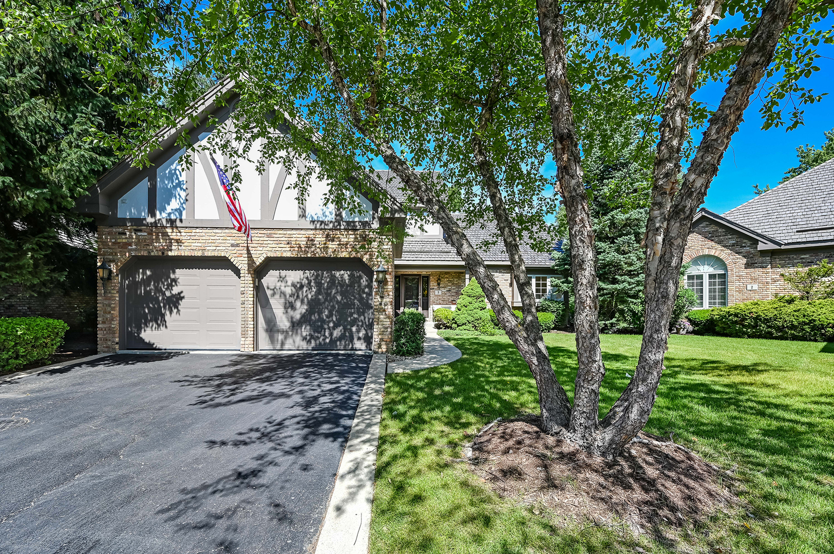 3 Berkshire Lane Burr Ridge, IL 60527 - Photo 39 of 40 a front view of a house with garden