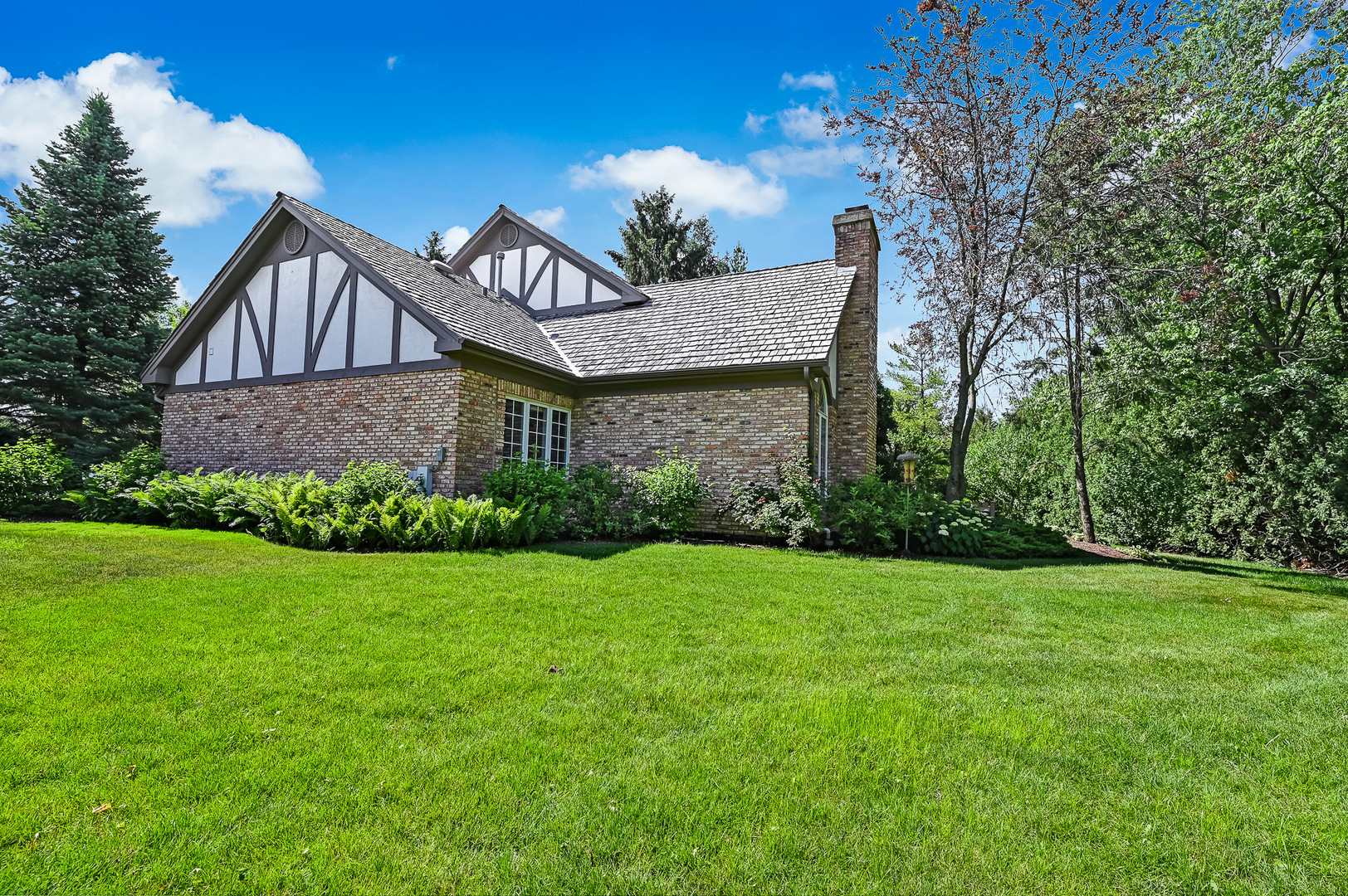 3 Berkshire Lane Burr Ridge, IL 60527 - Photo 40 of 40 a front view of a house with garden