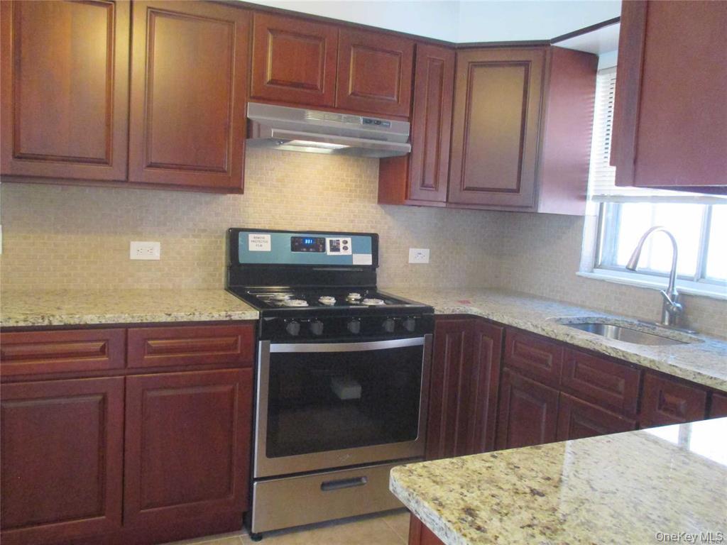 11 Juniper Road Port Washington, NY 11050 - Photo 2 of 12 Gallery Image 2