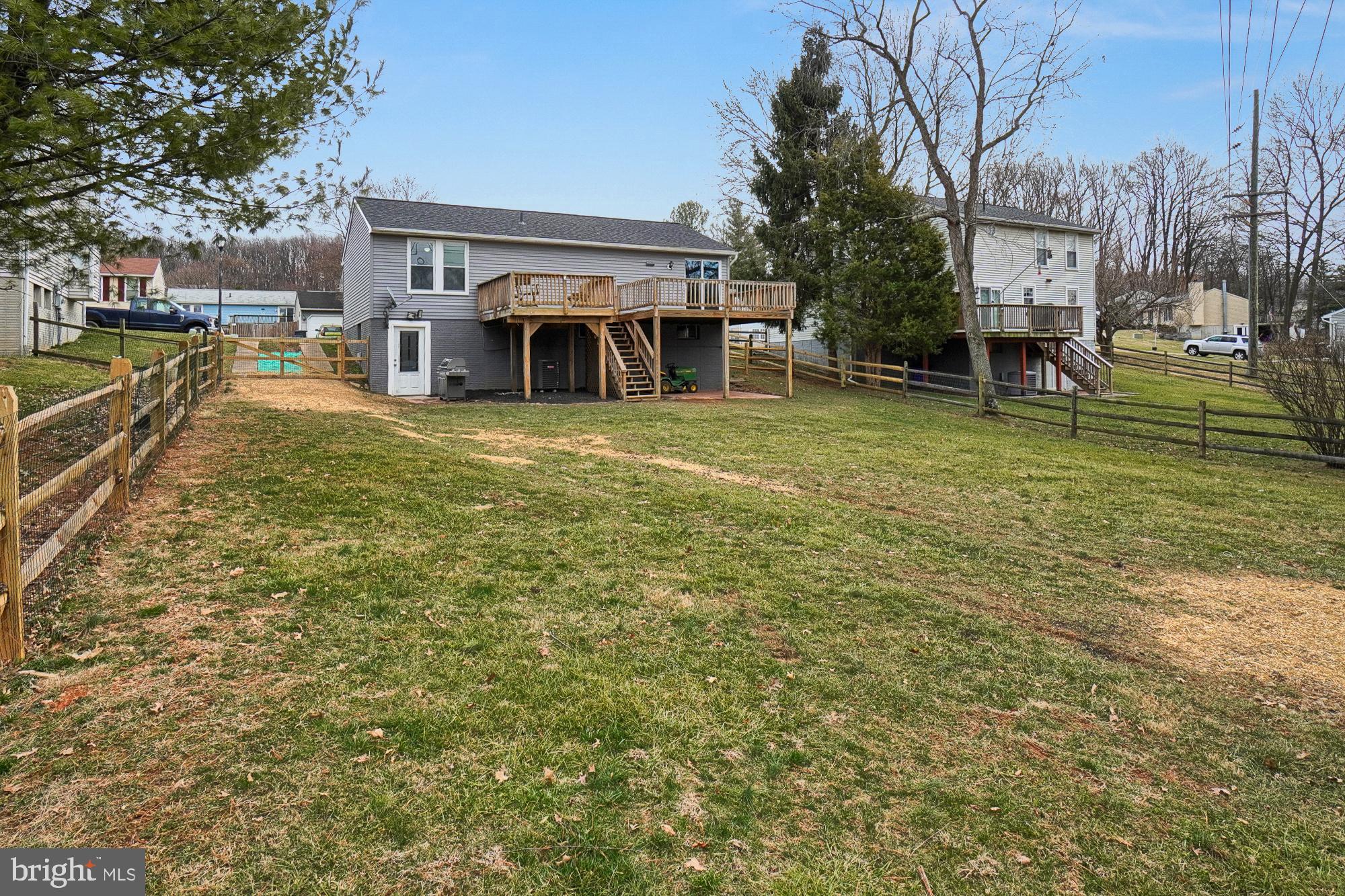 106 Contour Road Mount Airy, MD 21771 - Photo 7 of 44 Fenced yard