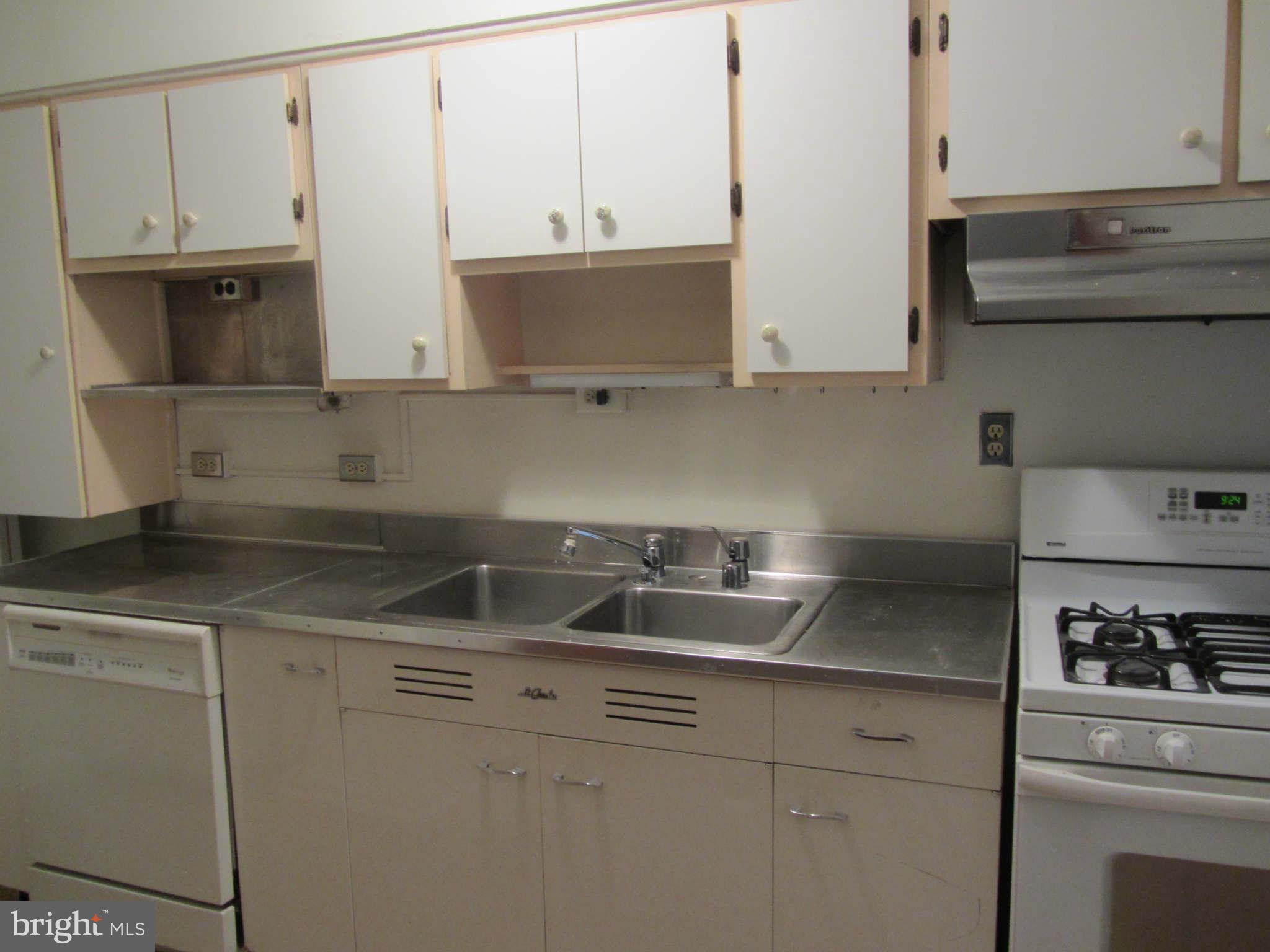 8364 Ridgely Oak Road Parkville, MD 21234 - Photo 2 of 16 Kitchen