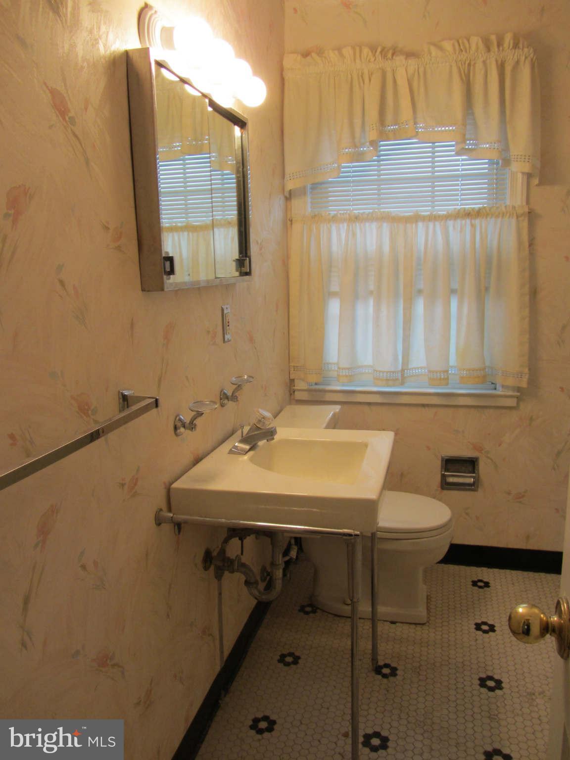 8364 Ridgely Oak Road Parkville, MD 21234 - Photo 11 of 16 Hall Bath