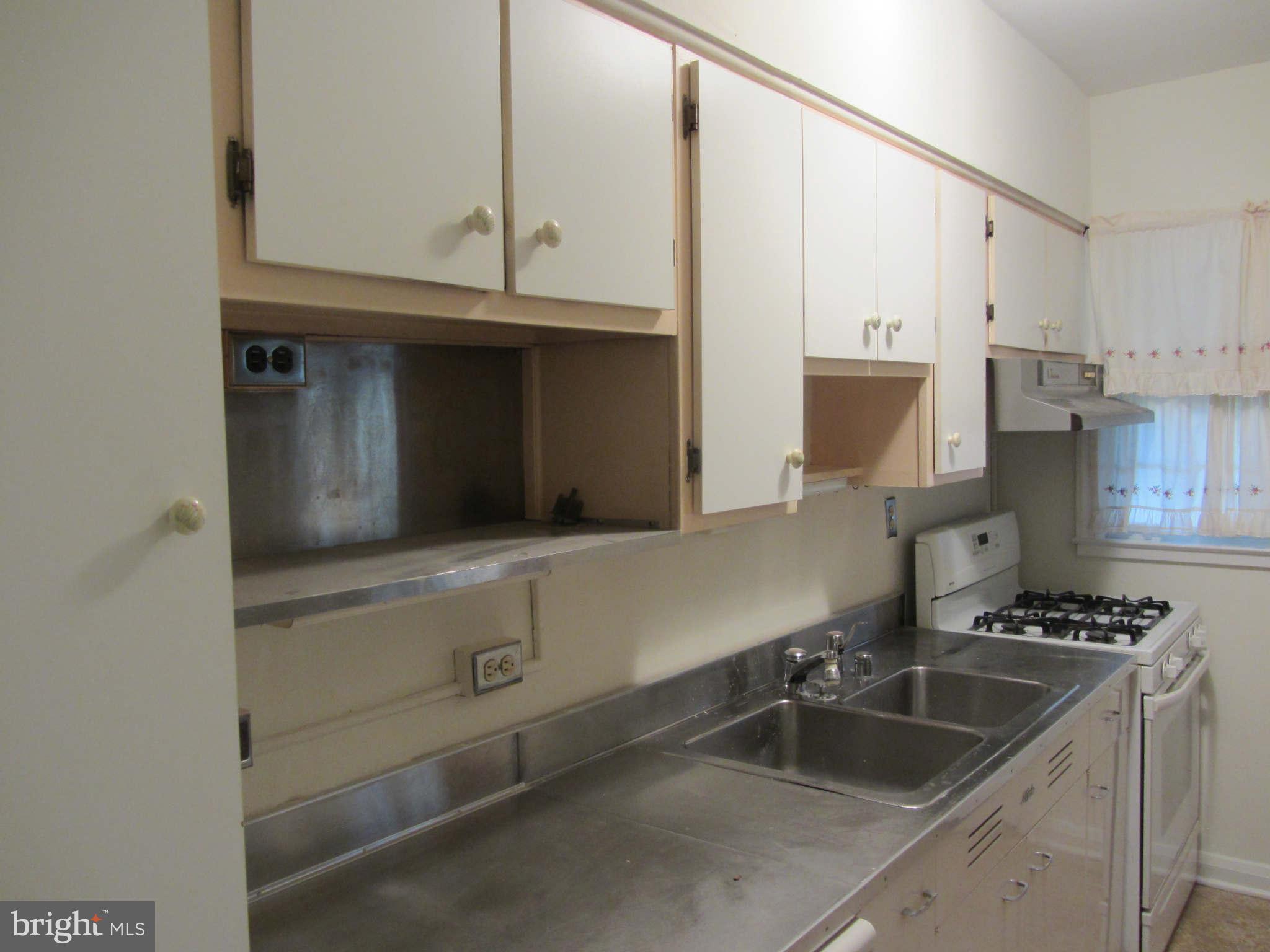 8364 Ridgely Oak Road Parkville, MD 21234 - Photo 3 of 16 Kitchen