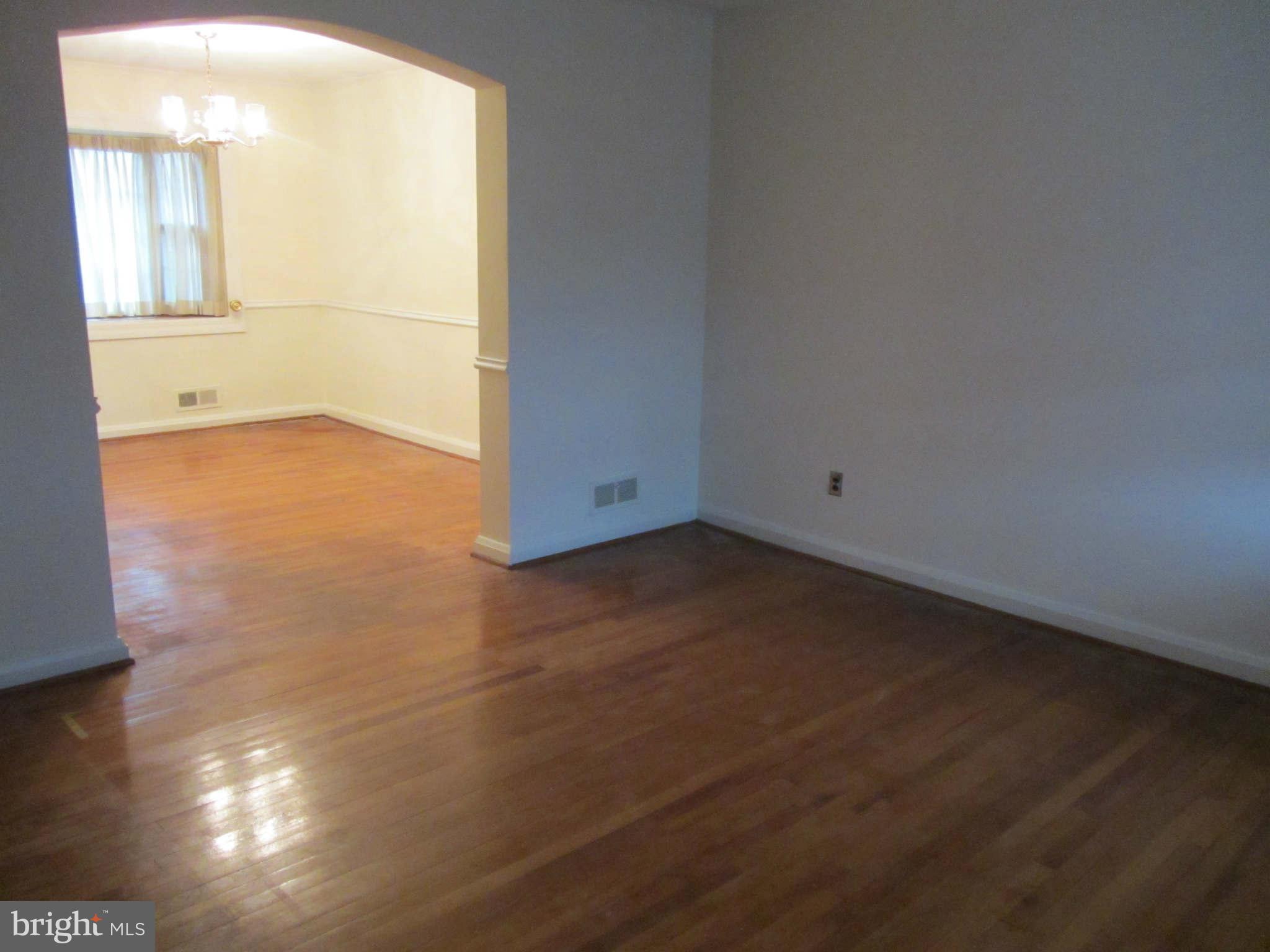 8364 Ridgely Oak Road Parkville, MD 21234 - Photo 7 of 16 Living Room