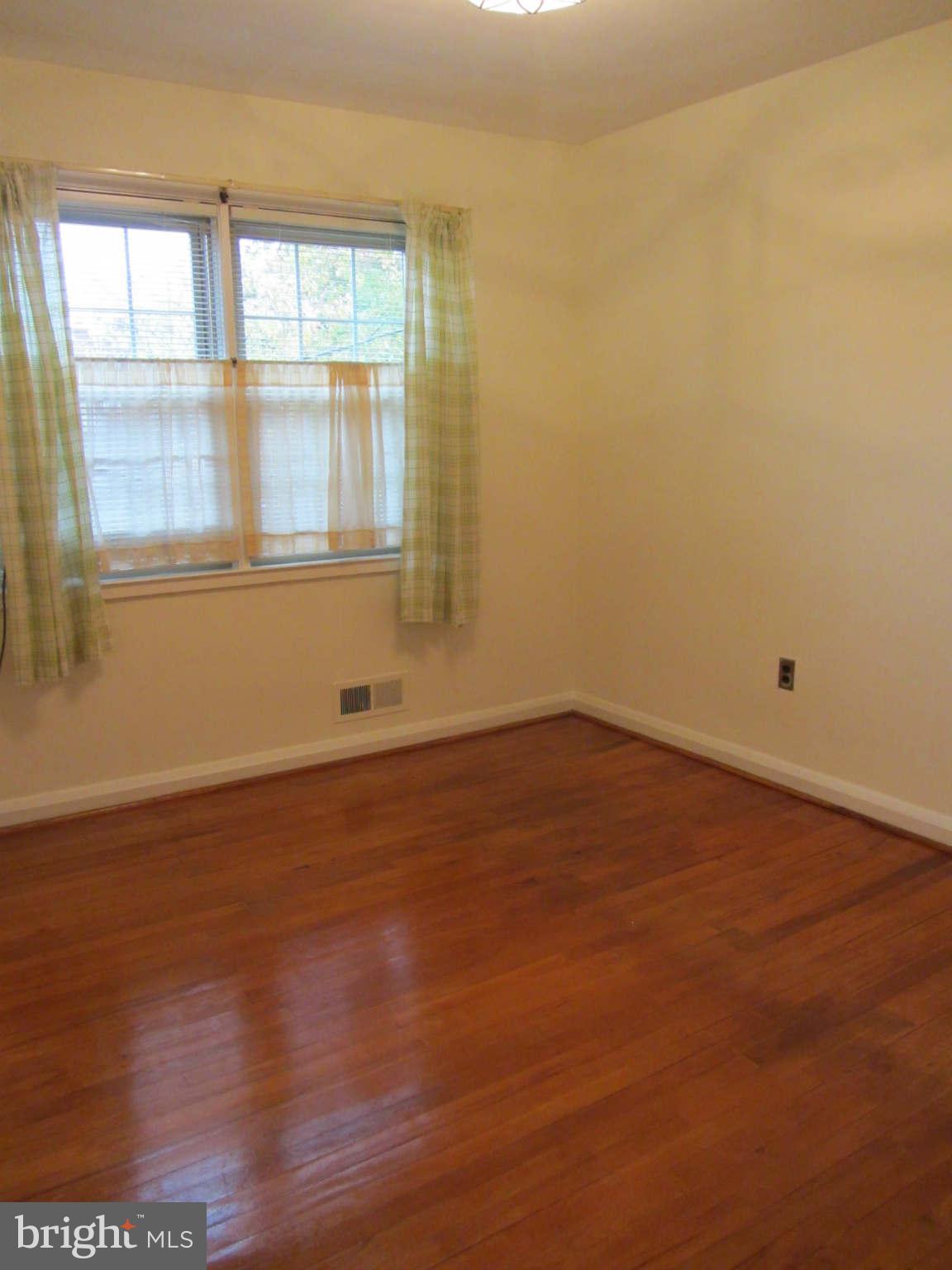 8364 Ridgely Oak Road Parkville, MD 21234 - Photo 9 of 16 2nd Bedroom