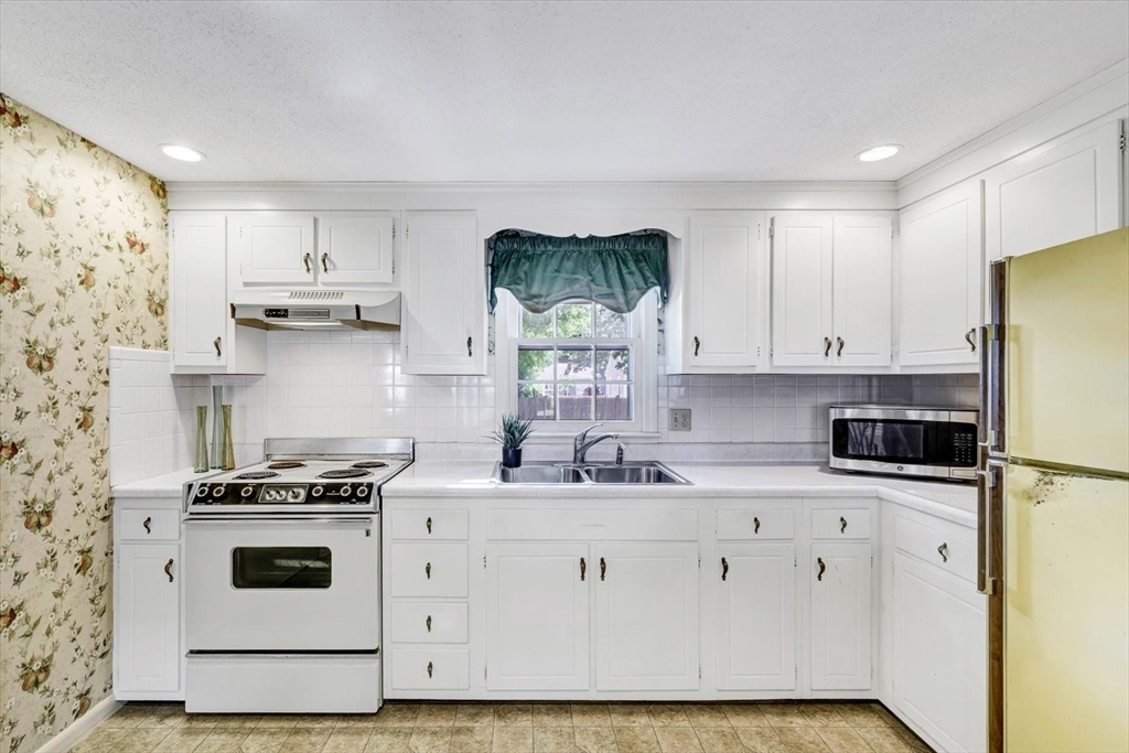 33 Swift Brook Road Yarmouth, MA 02664 - Photo 9 of 42 Gallery Image 9