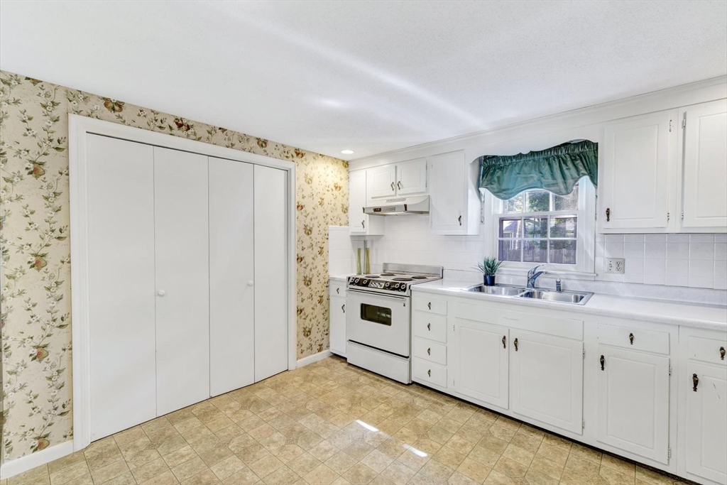 33 Swift Brook Road Yarmouth, MA 02664 - Photo 10 of 42 Gallery Image 10