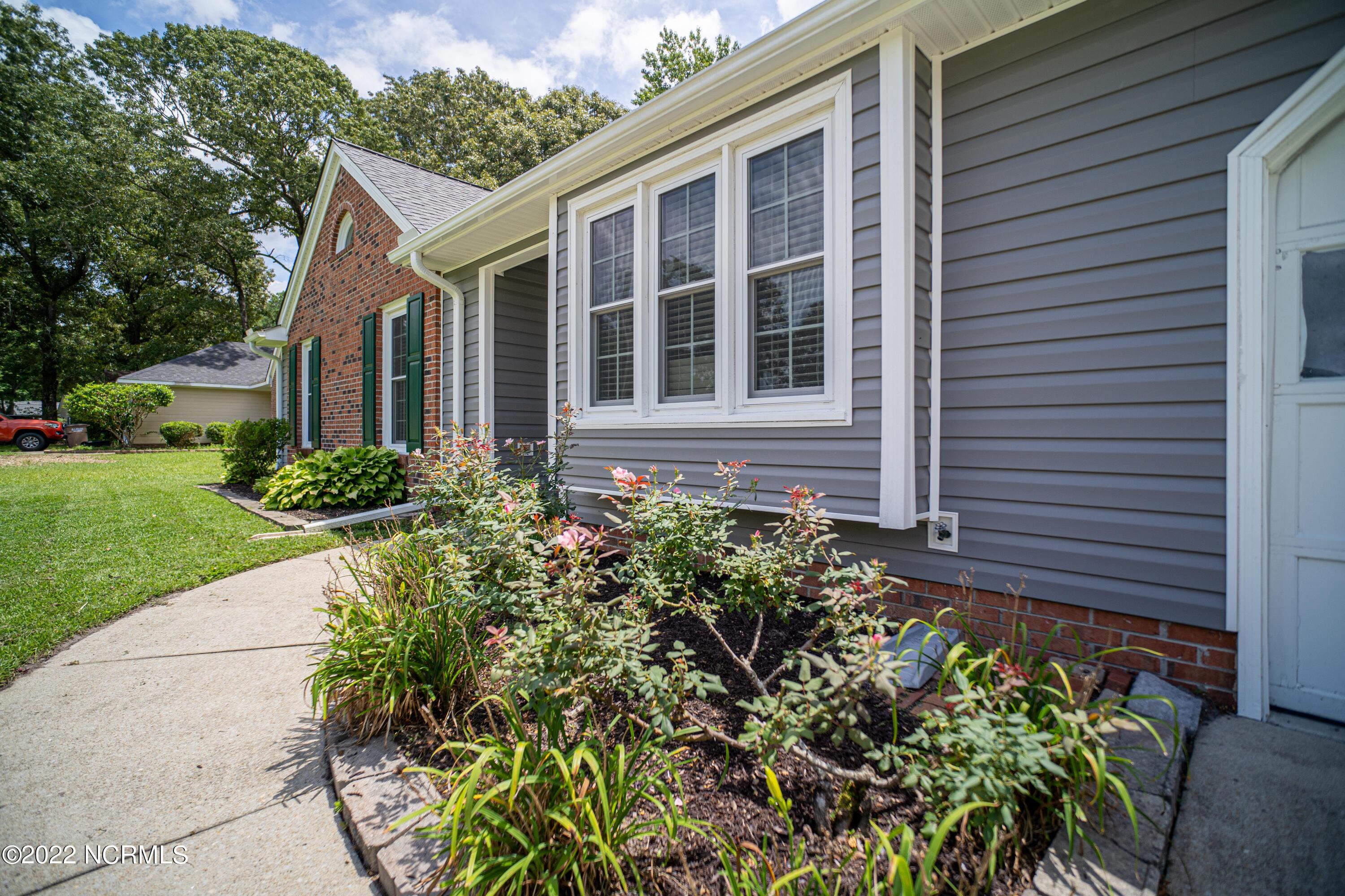 174 Raintree Circle Jacksonville, NC 28540 - Photo 2 of 38 _JLS9471