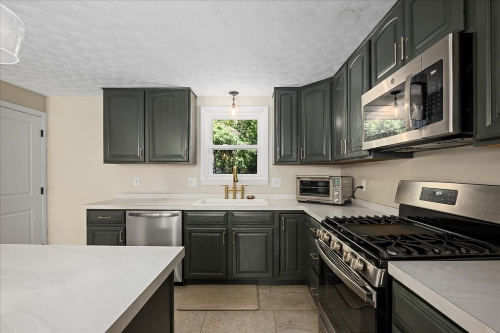 32 Stratton Drive Hudson, MA 01749 - Photo 7 of 38