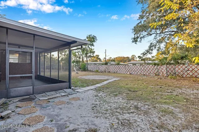 a view of a backyard