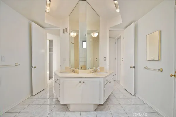 $625,000 | 5340 Yarmouth Avenue, Unit 205, Encino, CA 91316