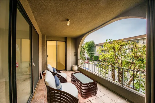 $625,000 | 5340 Yarmouth Avenue, Unit 205, Encino, CA 91316