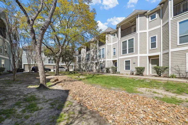 a view of a yard in front of a building