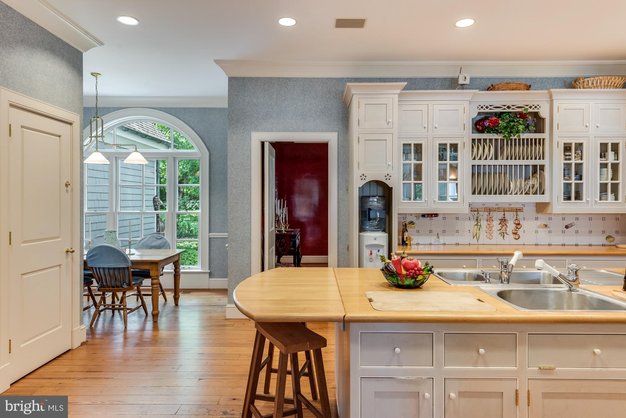 30 Shadow Point Court Edgewater, MD 21037 - Photo 17 of 28 Kitchen with space to eat and Breakfast Nook