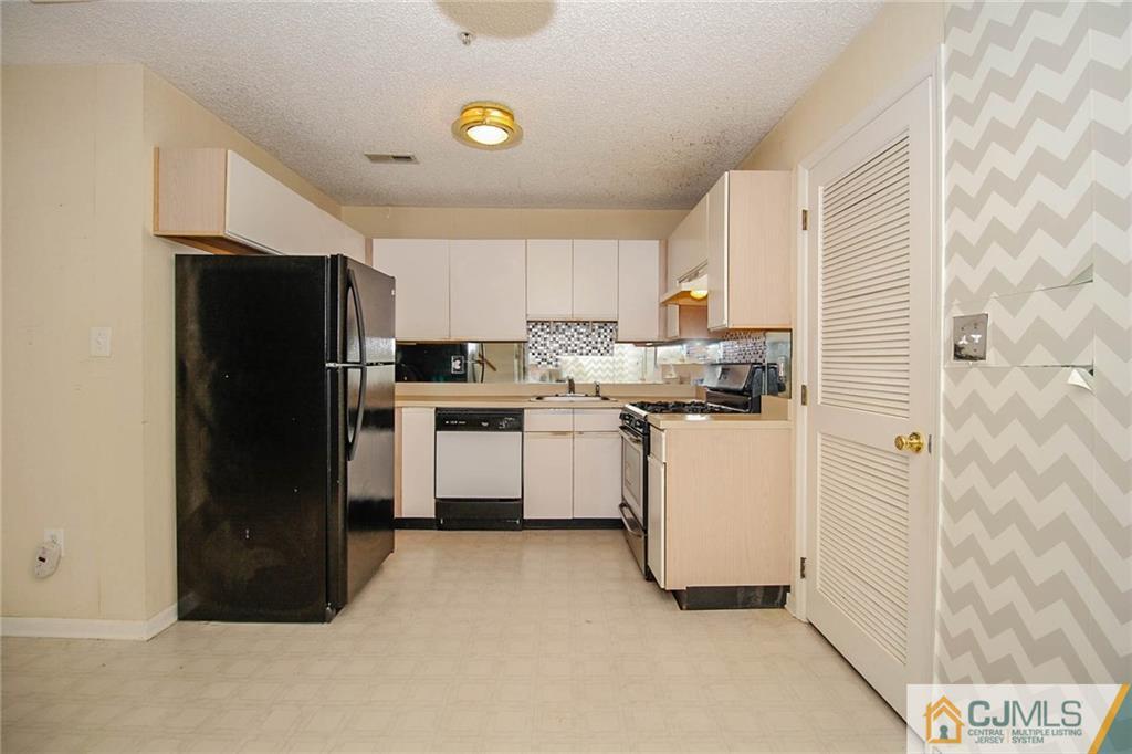 263 Prestwick Way, Unit 263 Edison, NJ 08820 - Photo 11 of 23 a kitchen with a refrigerator and a stove