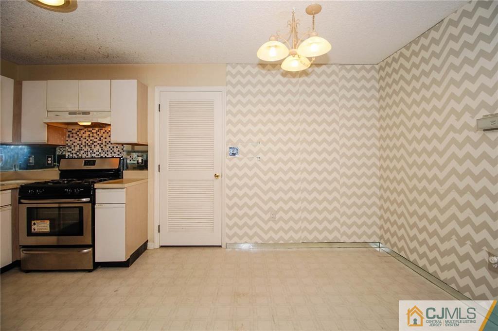 263 Prestwick Way, Unit 263 Edison, NJ 08820 - Photo 12 of 23 a kitchen with a stove