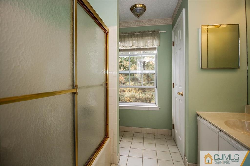 263 Prestwick Way, Unit 263 Edison, NJ 08820 - Photo 20 of 23 a view of an empty room and window