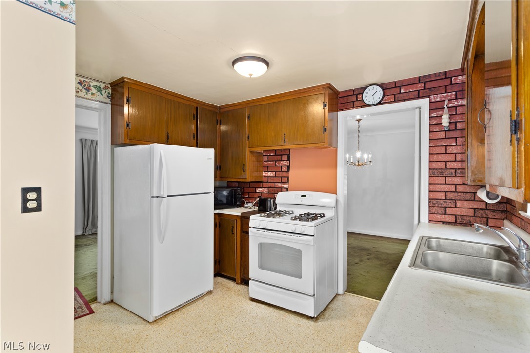 1371 Gordon Road Lyndhurst, OH 44124 - Photo 10 of 31