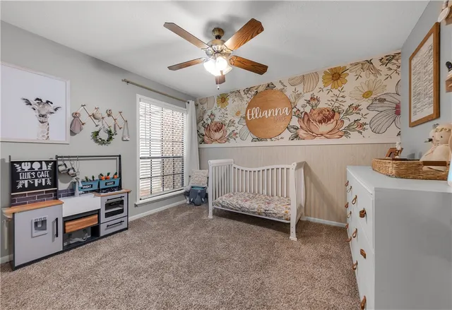 a view of livingroom with furniture and ceiling fan
