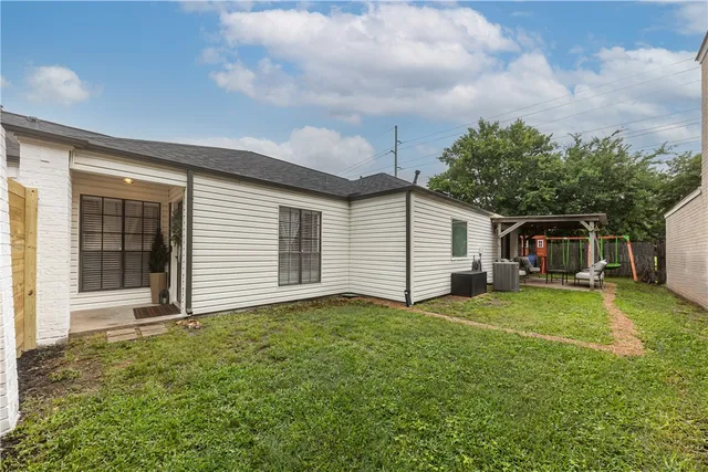 a view of a house with backyard and garden