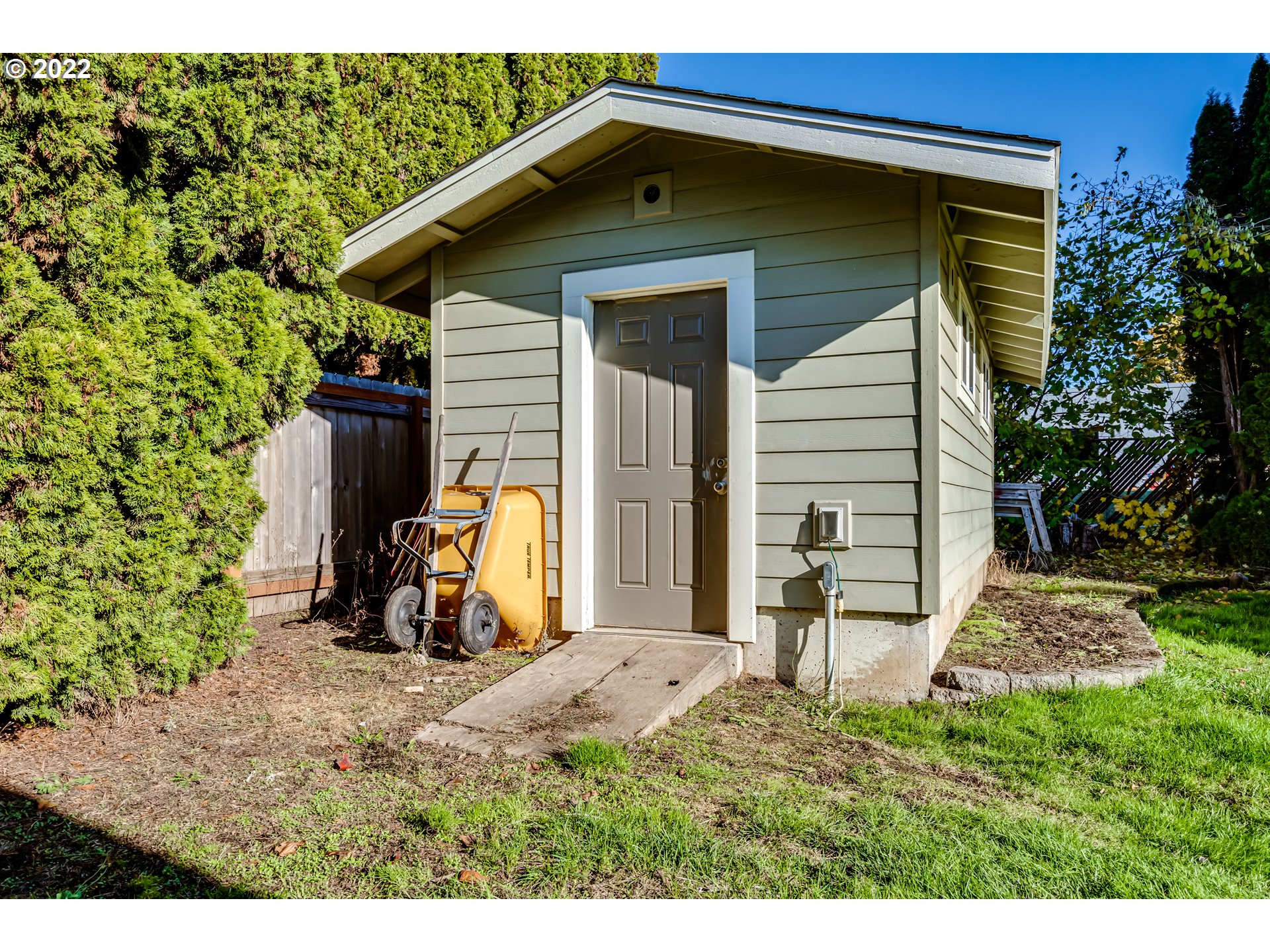 487 65th Street Springfield, OR 97478 - Photo 20 of 20 a view of a house with backyard