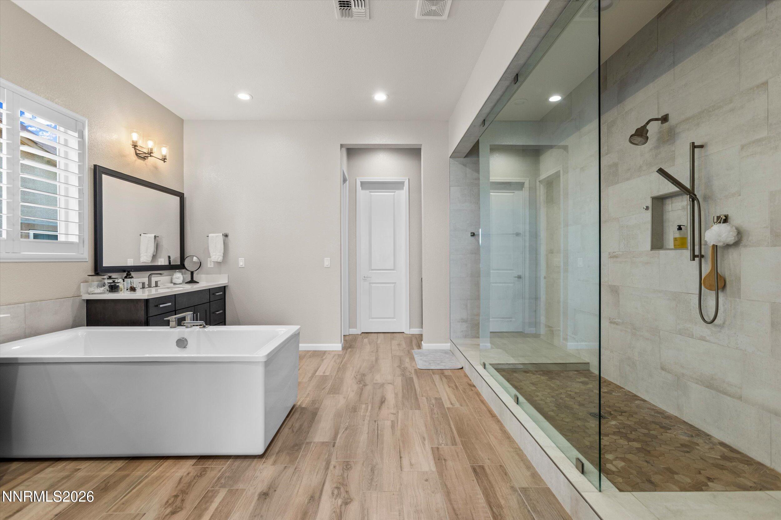 8908 Suncreek Court Reno, NV 89523 - Photo 21 of 56 Primary bathroom tub and shower