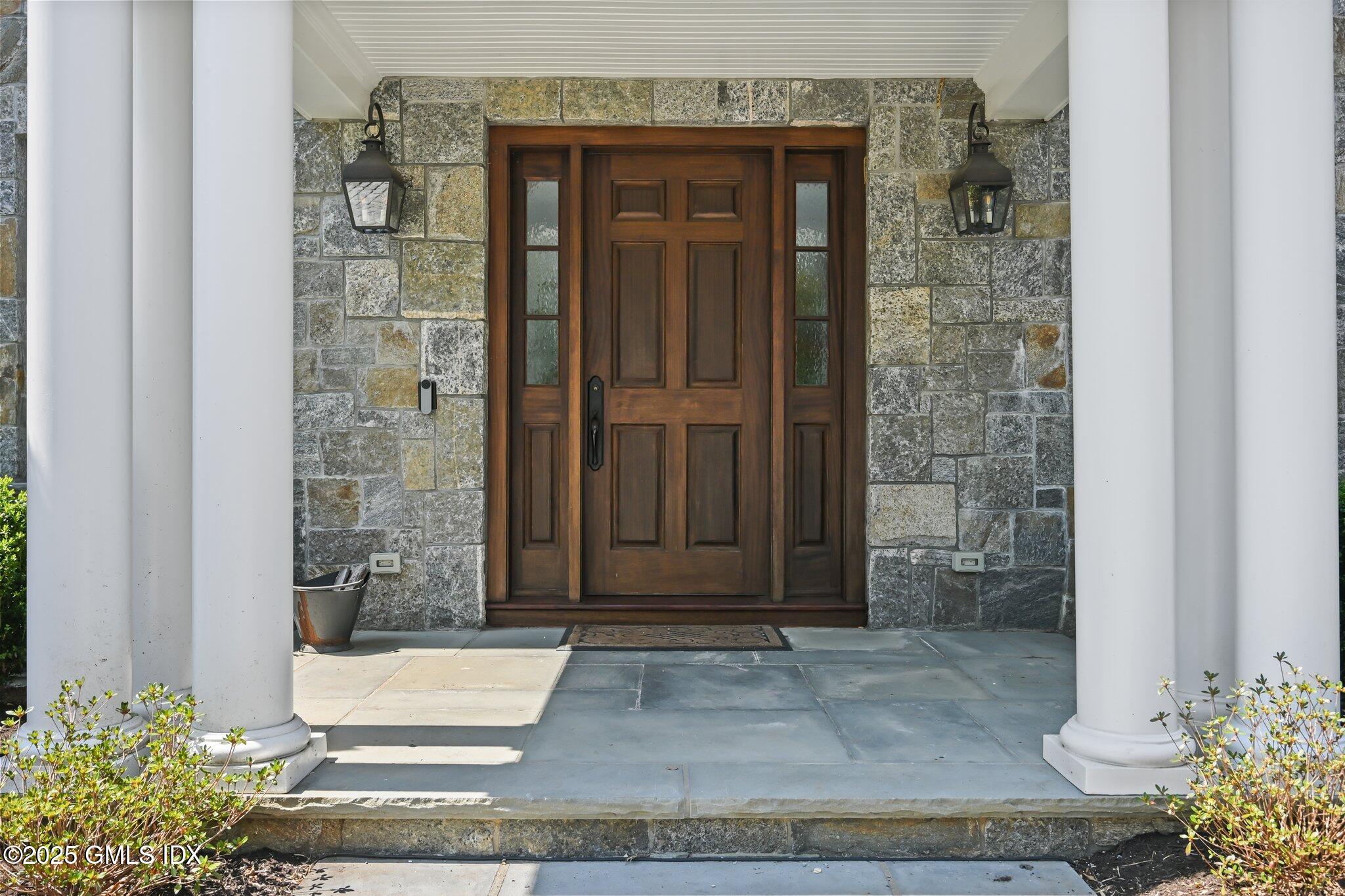 33 Cliffdale Road Greenwich, CT 06831 - Photo 4 of 39 Entry