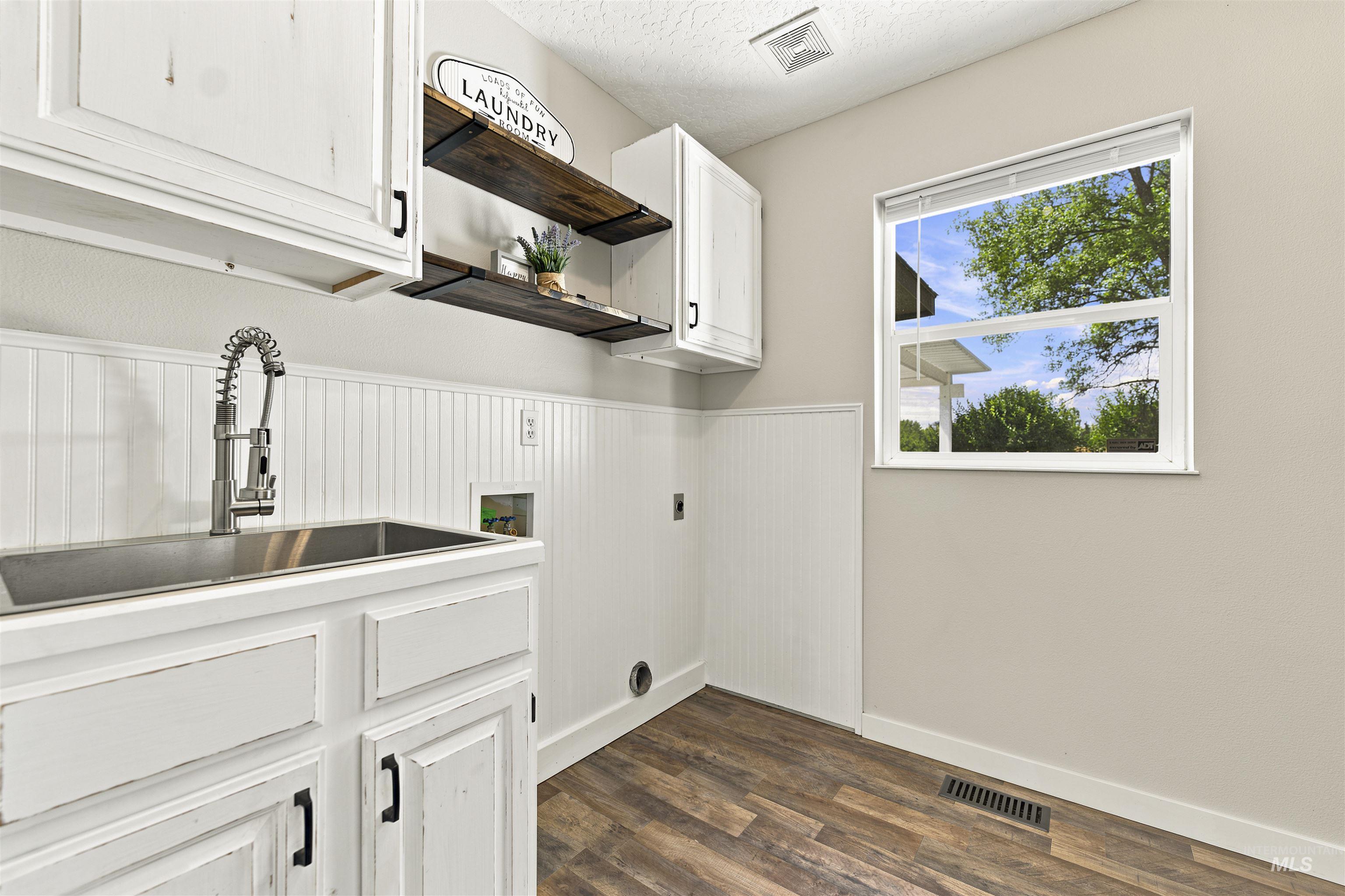 24864 Coventry Drive Caldwell, ID 83607 - Photo 16 of 49 Laundry room