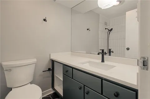 $304,950 | 4550 Warwick Boulevard, Unit 210211, Kansas City, MO 64111