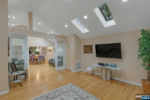 $1,300,000 | 526 Rutland Avenue, Teaneck, NJ 07666