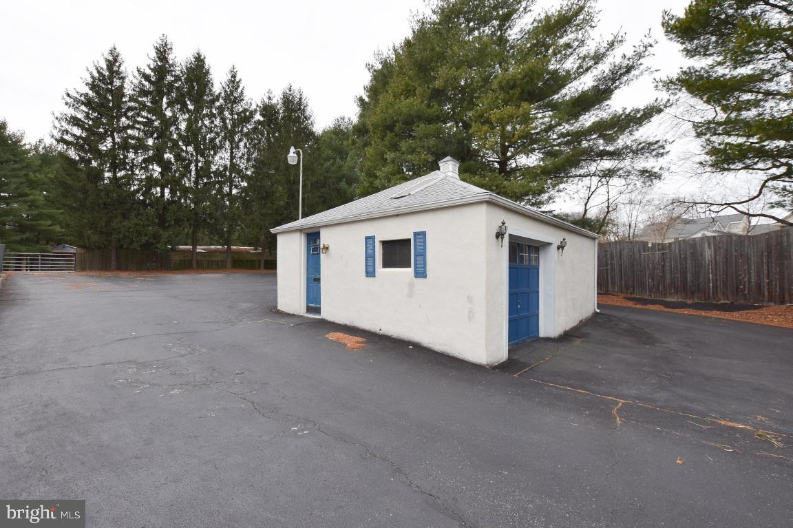 320 Creek Road Moorestown, NJ 08057 - Photo 25 of 26 Garage side