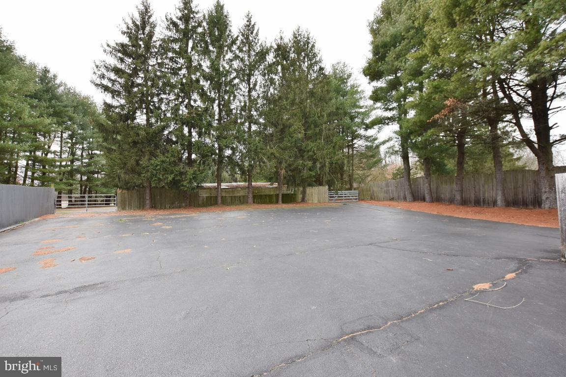 320 Creek Road Moorestown, NJ 08057 - Photo 8 of 26 Driveway