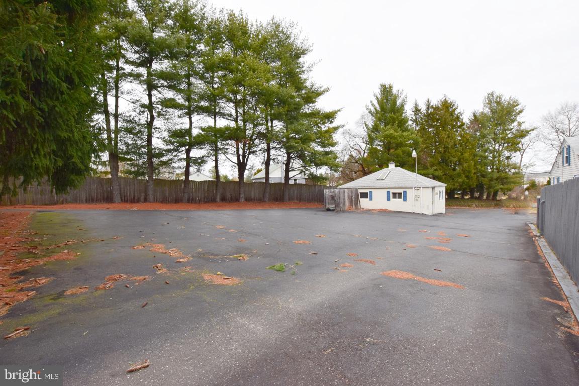 320 Creek Road Moorestown, NJ 08057 - Photo 9 of 26 Driveway back of garage