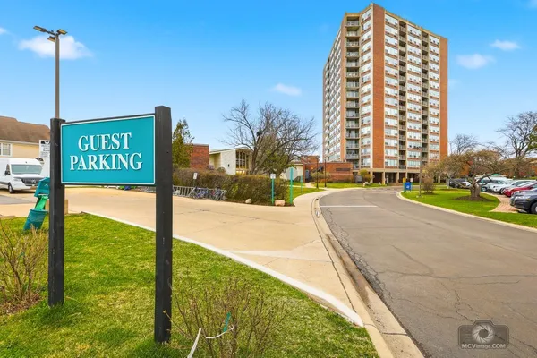 $174,900 | 3925 Triumvera Drive, Unit 10B, Glenview, IL 60025