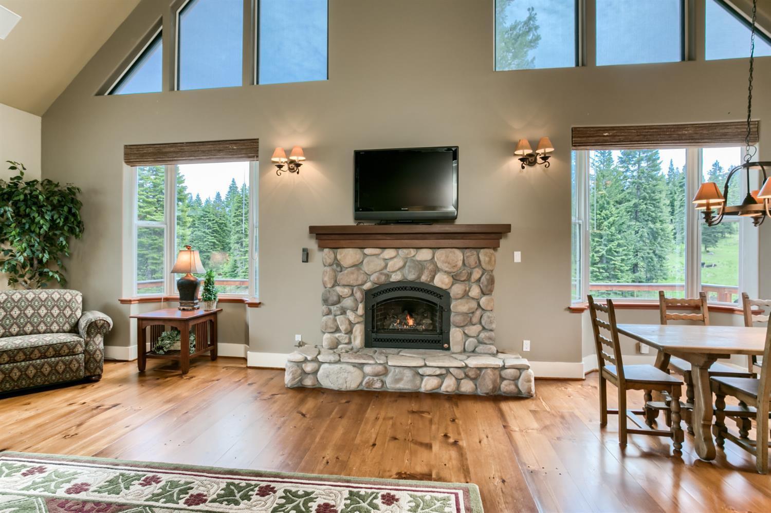 7672 Hyatt Prairie Road Ashland, OR 97520 - Photo 3 of 35 Nice Propane River Rock fireplace accent